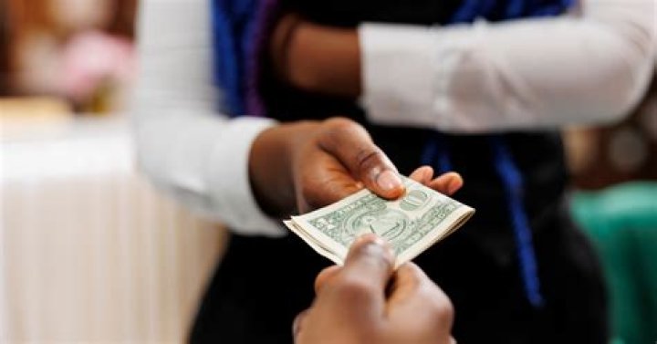 Can a waitress ask for a tip?