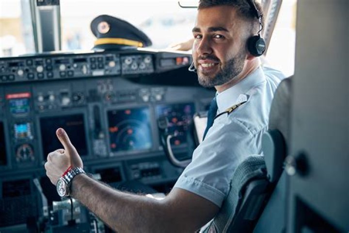 Do pilots make 100 an hour?