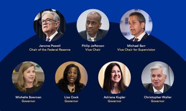 How many federal district prosecutors are there?