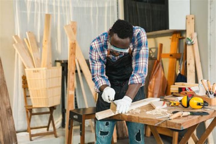 How much a carpenter makes an hour?