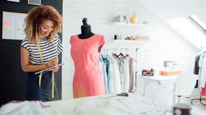 How much do beginner fashion designers make?