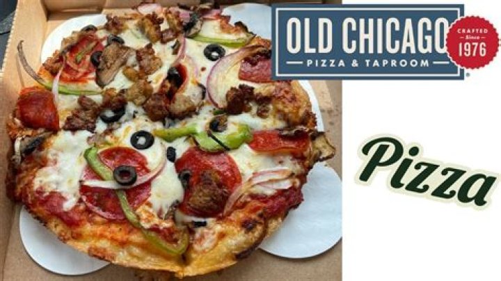 How much do cooks make at Old Chicago?