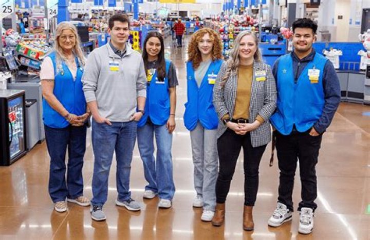 How much do Customer Service Associates make at Walmart?