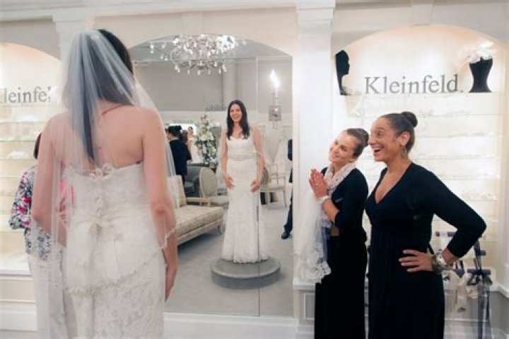 How much do Kleinfeld Bridal Consultants make?