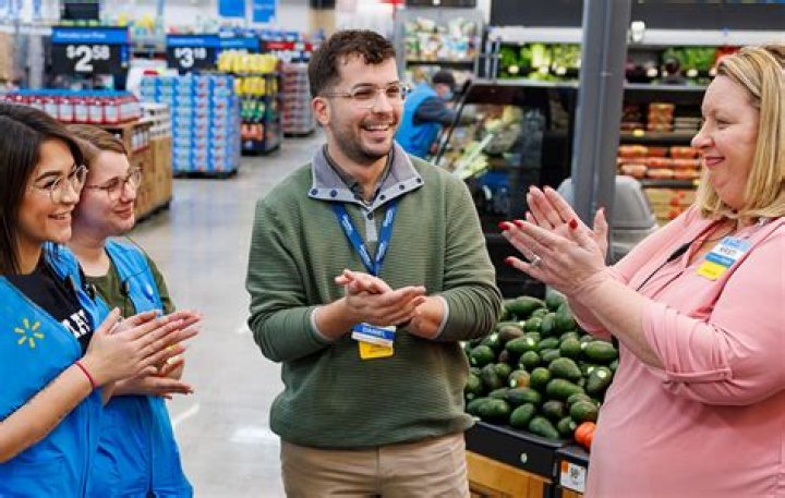 How much do store leaders make at Apple?