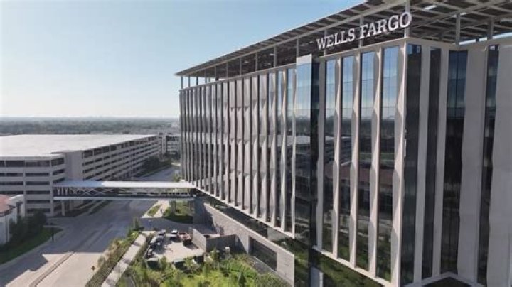 How much does a bank teller make an hour at Wells Fargo?