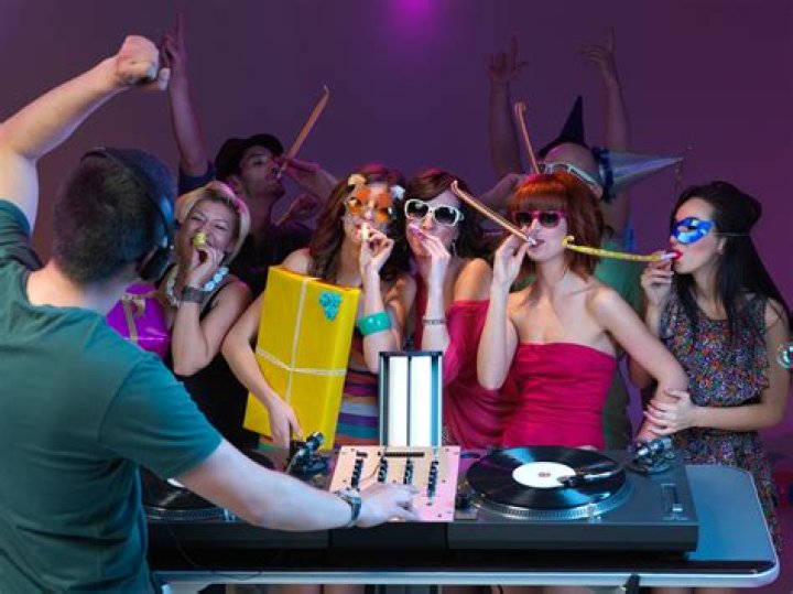 How much does a DJ at a club make?