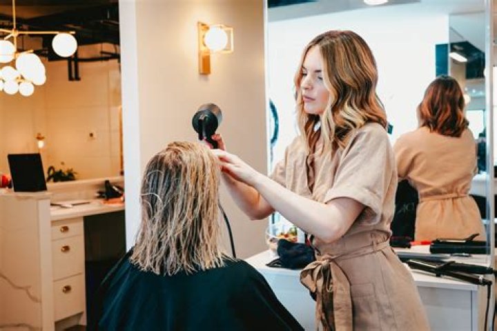 How much does a hairdresser make in the US?