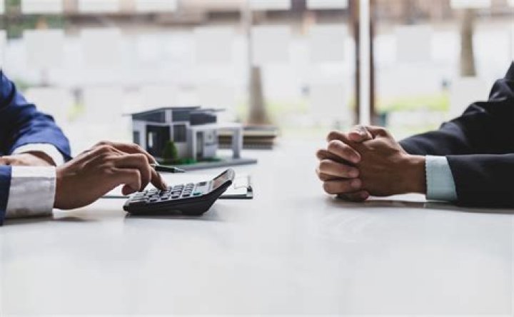 How much does a lawyer charge per hour?