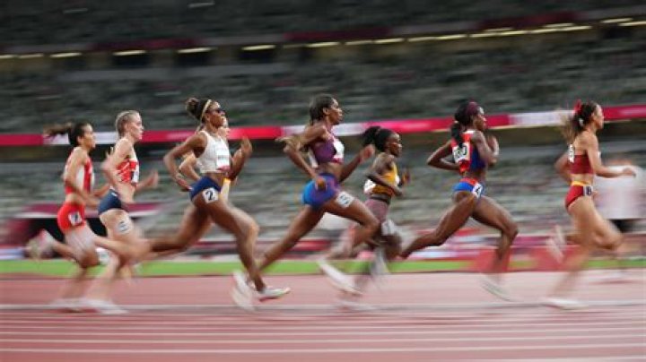 How much does a professional track runner make a year?