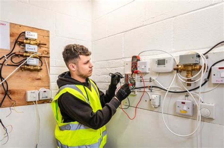 How much does an industrial electrician earn in the UK?