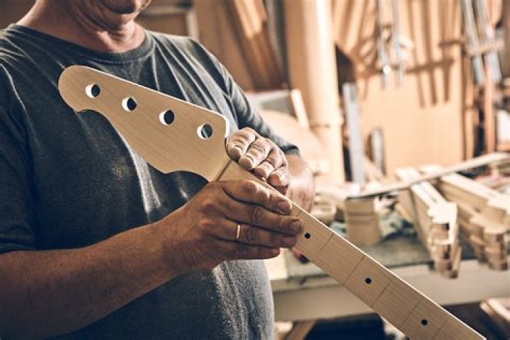 How much does guitar luthiers make?