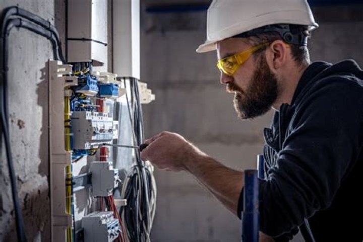 How much money do residential electricians make in Tennessee?