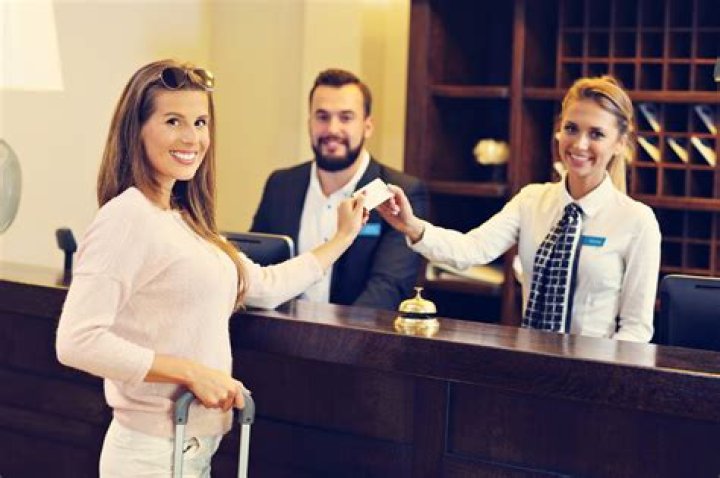 How much receptionists make an hour?