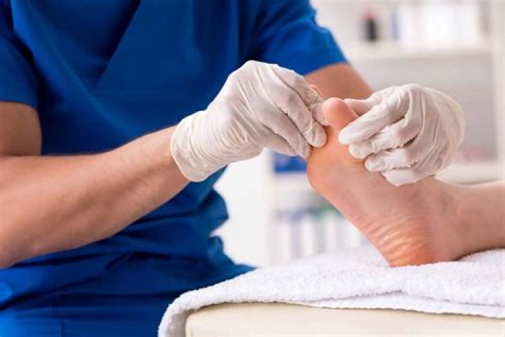 What do podiatrists earn in Australia?