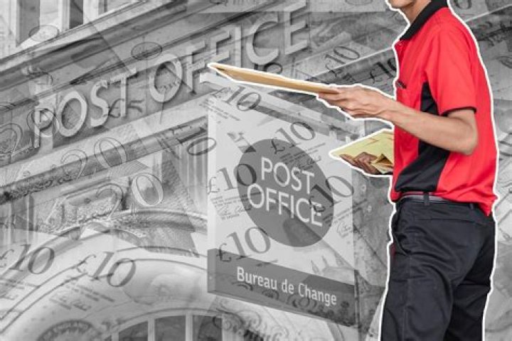 What does a postman earn UK?