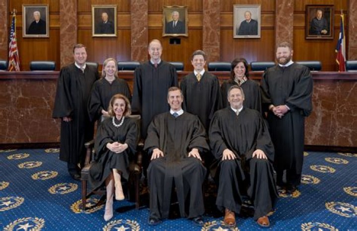 What is salary of Supreme Court judge in USA?